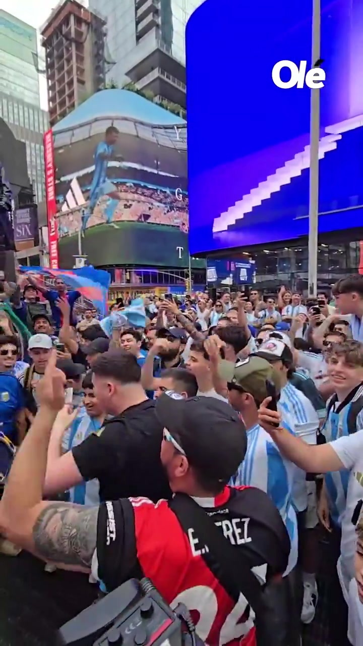 美国时代广场的阿根廷球迷为梅西唱生日快乐歌