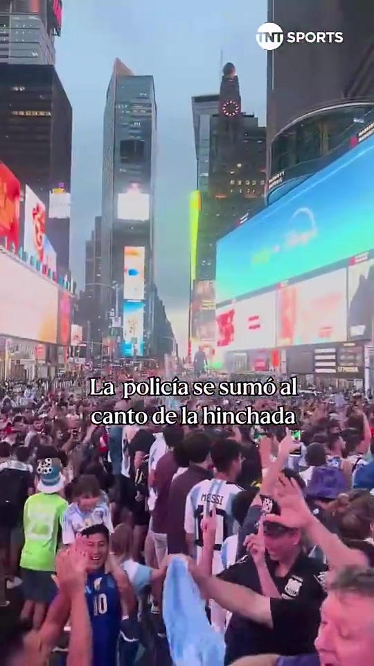 绷不住了！纽约时代广场上的警察与阿根廷球迷现场互动